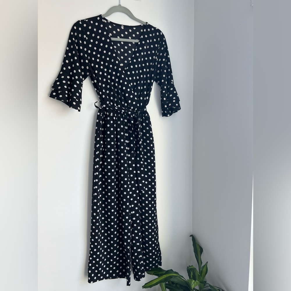 Jumpsuit black&white comes in size S, very good condition